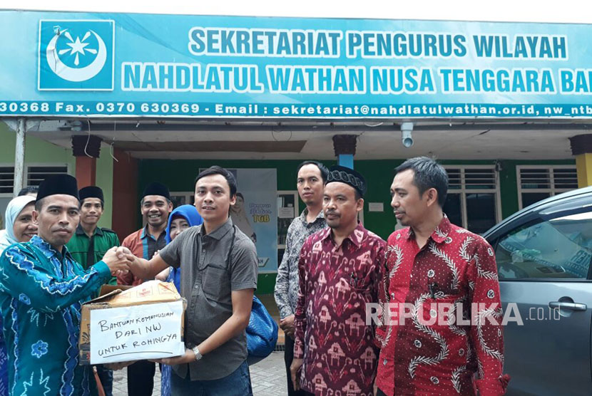 Sekretaris Pengurus Wilayah Nahdlatul Wathan (PWNW) Irzani menyerahkan bantuan untuk Rohingnya melalui Perwakilan Republika Muhammad Nursyamsyi di Kantor PWNW, Mataram, NTB, Rabu (4/10). 