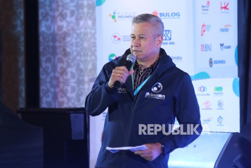 Sekretaris Perusahaan Bank Mandiri, Rohan Hafas yang juga Ketua Forum Humas BUMN terpilih, menyampaikan materi pada Kongres Forum Humas BUMN 2019, di Trans Luxury Hotel, Kota Bandung, Rabu (13/3).