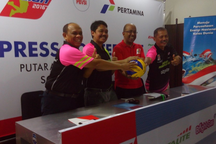 Sekretaris Perusahaan Pertamina, Wisnuntoro (dua kiri), menggelar jumpa pers jelang kompetisi bola voli Pertamina Proliga 2016 Putaran II pekan pertama di Solo, Jawa Tengah, Kamis (24/3).