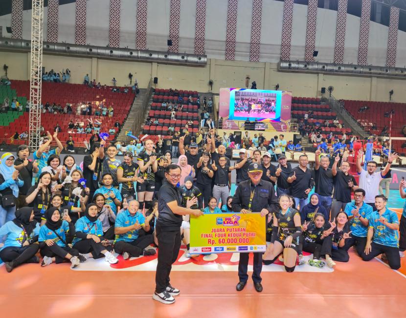 Sekretaris Perusahaan PLN, Alois Wisnuhardana (kiri) selaku Pengarah Jakarta Electric PLN menerima hadiah juara putaran kedua babak final four PLN Mobile Proliga 2024 dari Wakil Ketua Umum PP PBVSI Irjen Pol (P) Drs. Djoko Sardono (kanan) di GOR Jatidiri, Semarang, Jawa Tengah pada Sabtu (13/7).