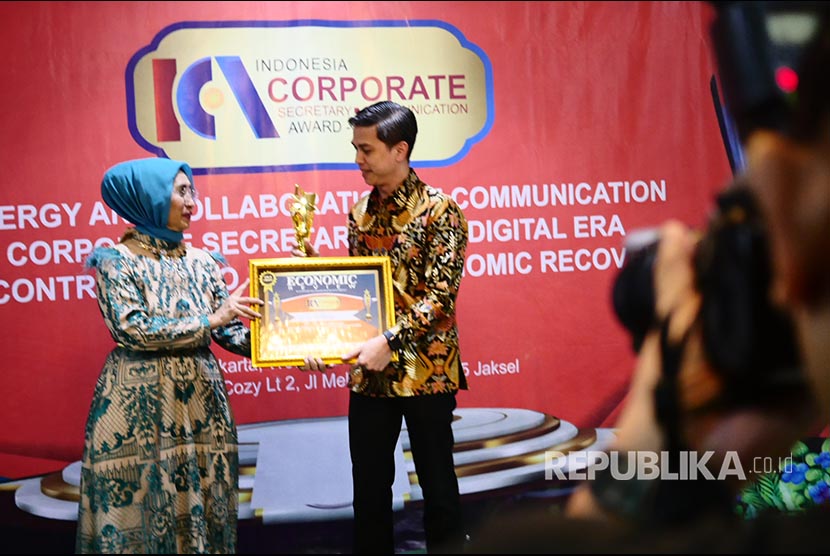 Sekretaris Perusahaan PT Bank Muamalat Indonesia Tbk Hayunaji (kanan) menerima piagam penghargaan dari Founder dan CEO Economic Review Irlisa R (kiri) dalam ajang Indonesia Corporate Secretary & Communication Award (ICCA) VIII 2023 di Jakarta, Rabu, (5/4/2023). 