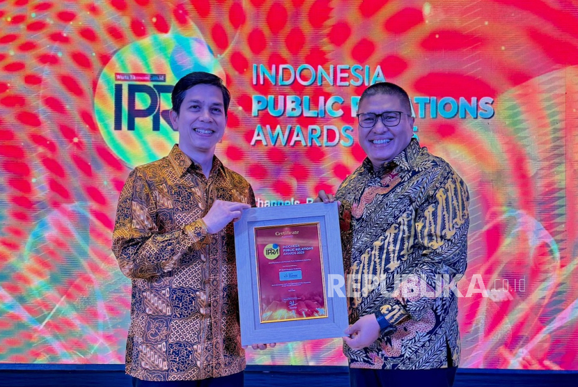 Sekretaris Perusahaan PT Bank Muamalat Indonesia Tbk Hayunaji (kiri) bersama Head of Public and Media Relations PT Bank Muamalat Indonesia Tbk Deddy Hasibuan (kanan) memperlihatkan penghargaan Best Public Relations 2025 in Strengthening Stakeholder Engagement through Strategic Communication kategori Bank Syariah yang diberikan oleh Warta Ekonomi di Jakarta, Jumat (24/1/2025).