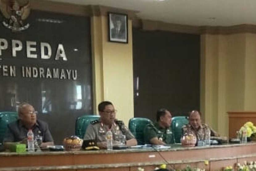 Sekretaris Satgas Saber Pungli Irjen Widiyanto Poesoko memimpin rapat koordinasi soal kisruh lahan PG Jatitujuh, di Kantor Bappeda Kabupaten Indramayu, Kamis (22/11).