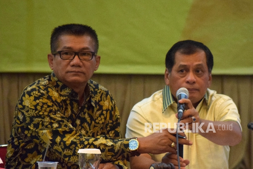  Sekretaris SC Munaslub Golkar Agun Gunandjar Sudarsa (kiri), berbincang bersama Ketua SC Munaslub Golkar Nurdin Halid dalam rapat panitia pengarah Munaslub Golkar di Kantor DPP Golkar, Jakarta, Rabu (13/4).(Republika/Rakhmawaty La'lang)