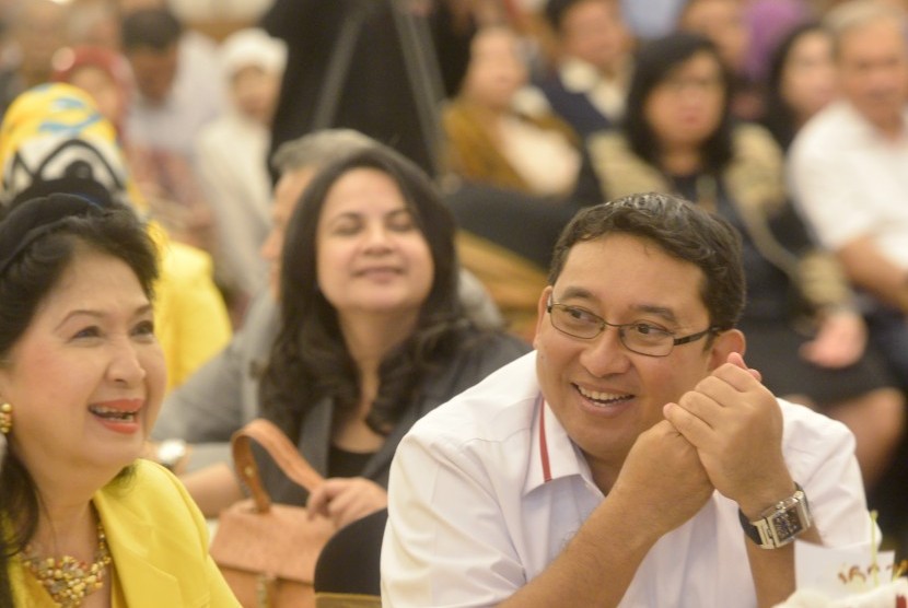 Sekretaris Tim Sukses Prabowo-Hatta, Fadli Zon (kanan) duduk bersama Ketua Ikatan Alumni Universitas Indonesia Chandra Motik (kiri) 