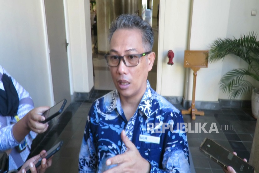 Sekretaris UGM, Andi Sandi Antonius Tabusassa Tonralipu menanggapi pernyataan Rektor UGM periode 2002-2007 Prof Sofian terkait ijazah Jokowi.