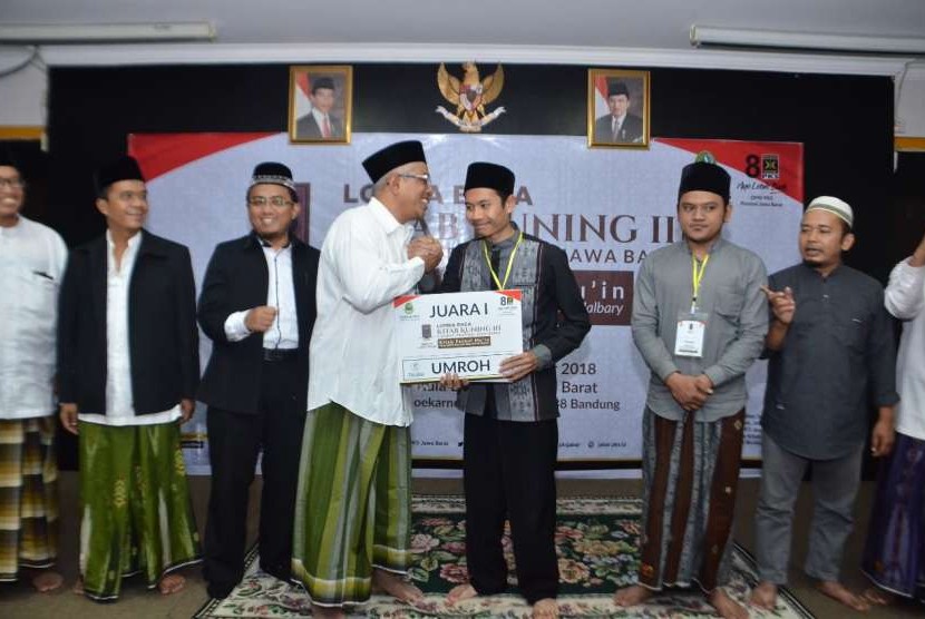 Sekretaris Umum DPW PKS Jawa Barat Abdul Hadi Wijaya, memberikan hadiah pada juara I Lomba Kitab Kuning, akhir pekan lalu.