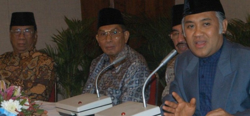 Sekretaris Umum MUI Din Syamsudin (kanan) didampingi pengurus pusat MUI lainnya seperti Umar Shihab (ketiga kiri), Nazri Adlani (kedua kiri) serta Ketua MUI Amidhan (kiri).