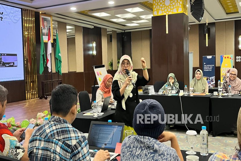 Sekretaris Umum PP Aisyiyah sekaligus Koordinator Program INKLUSI, Tri Hastuti Nur Rochimah dalam forum Mainstreaming GEDSI di Media: Mengembangkan Jurnalisme Inklusif, Rabu (6/8/2025). 