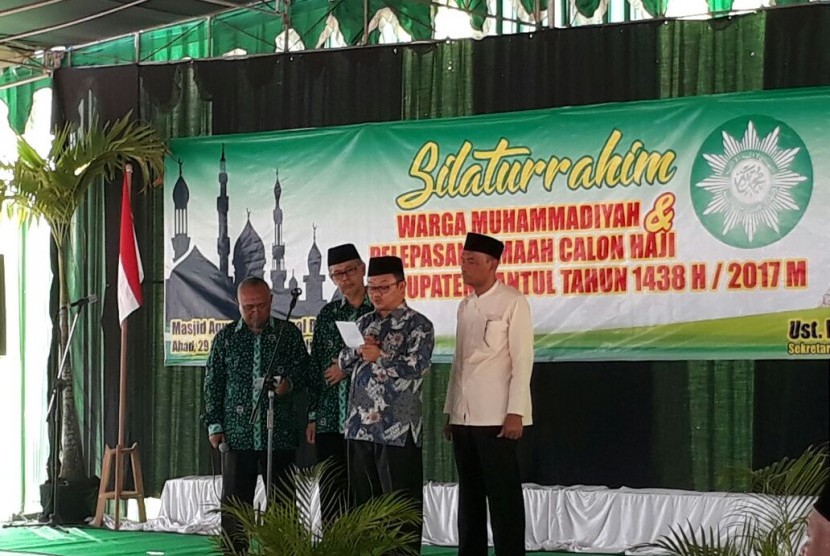 Sekretaris Umum PP Muhammadiyah, Abdul Mu'ti, didampingi sejumlah PDM Bantul tengah menjelaskan aplikasi Ukhuwah dan memberi pandangan tentang Batik Muhammadiyah Bantul di Silaturahmi Akbar Muhammadiyah Bantul, Ahad (23/7). 