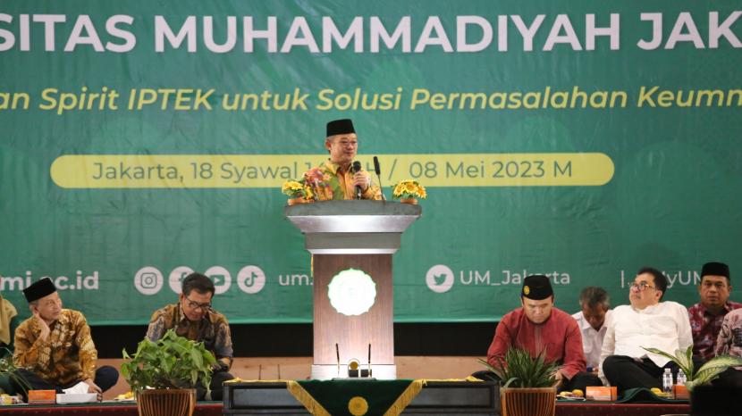 Sekretaris Umum PP Muhammadiyah, Abdul Muti, saat berbicara dalam dalam ceramah Halal Bi Halal Universitas Muhammadiyah Jakarta di Auditorium KH A Azhar Basyir Gedung Cendekia Center UMJ, Senin (8/5/2023).