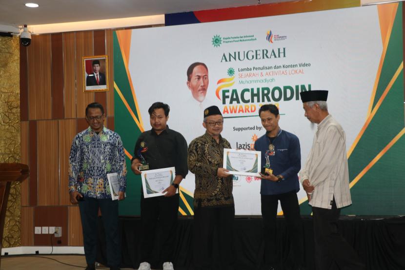 Sekretaris Umum PP Muhammadiyah Prof Abdul Muti menyerahkan piala kepada para peraih juara kategori video pendek Fachrodin Award 2023 di Gedung Pusat Dakwah PP Muhammadiyah, Menteng, Jakarta, Selasa (28/11/2023).