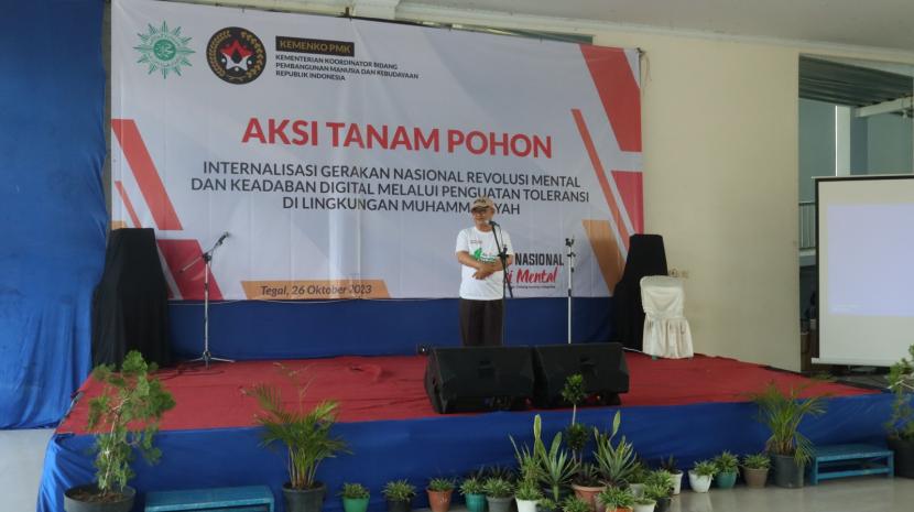 Sekretaris Umum PP Muhammadiyah Prof Abdul Muti saat membuka acara sosialisasi Gerakan Nasional Revolusi Mental di Tegal, Jateng, Kamis (26/10/2023)