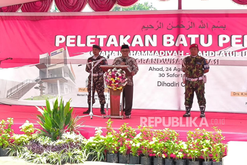 Sekretaris Umum sekaligus Menteri Pendidikan Dasar dan Menengah Prof Abdul Muti berpidato dalam acara peletakan batu pertama Graha Muhammadiyah NU di Grand Wisata Cibubur.