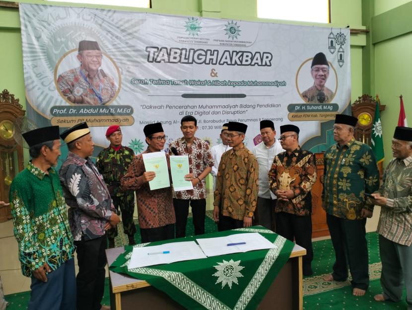 Sekretaris Umum (Sekum) PP Muhammadiyah Prof Dr Abdul Muti menerim wakaf dan mengisi tabligh akbar di PDM Muhamadiyah Kabupaten Tangerang.