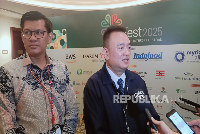 Sekretaris Umum Yayasan Buddha Tzu Chi Hong Tjhin (kiri) dan CEO Rumah Zakat Irvan Nugraha