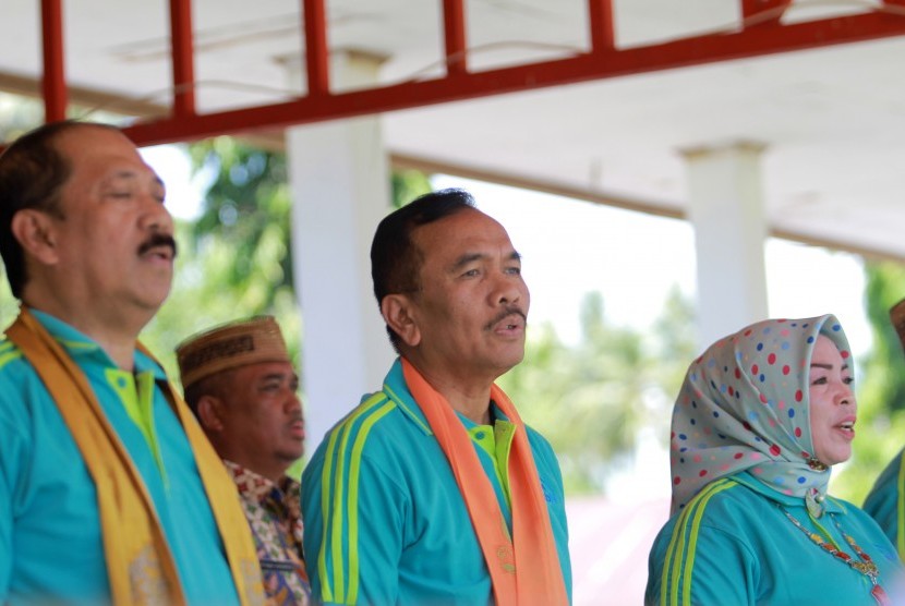 Sekretaris Utama Badan Kependudukan dan Keluarga Berencana (BKKBN) Nofrijal (tengah)