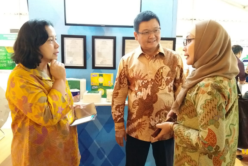 Sekretaris Utama Badan Standardisasi Nasional (BSN) Puji Winarni (kiri) saat ditemui di stand expo BSN dalam Ritech Expo 2018 yang merupakan salah satu rangkaian kegiatan Hari Kebangkitan Teknologi Nasional (Hakteknas)di Pekanbaru, Riau, Jumat (10/8).