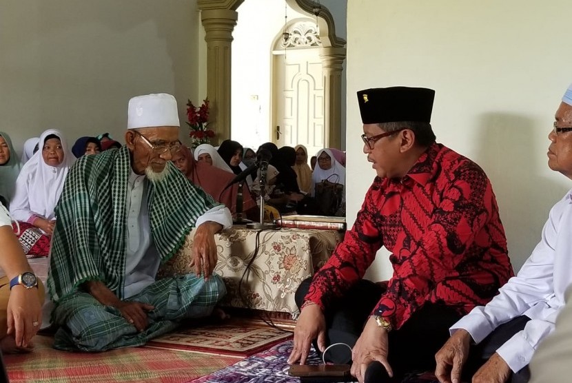 Sekrtaris TKN Hasto Kristyanto saat menemui Ulama Aceh Abuya Tu Min (kiri), Jumat (8/3).