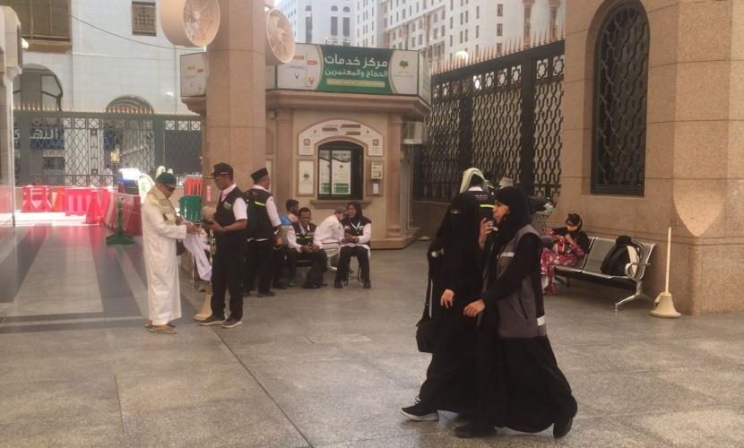 Seksus Nabawi sedang bertugas melayani jamaah haji di Masjid Nabawi