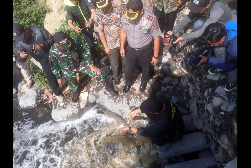 Sektor 7 Citarum Harum tengah menutup saluran limbah siluman yang berada di Kelurahan Pasawahan, Kecamatan Dayeuhkolot, Kabupaten Bandung, Kamis (5/9). Sekaligus mengecek kadar PH air limbah. 