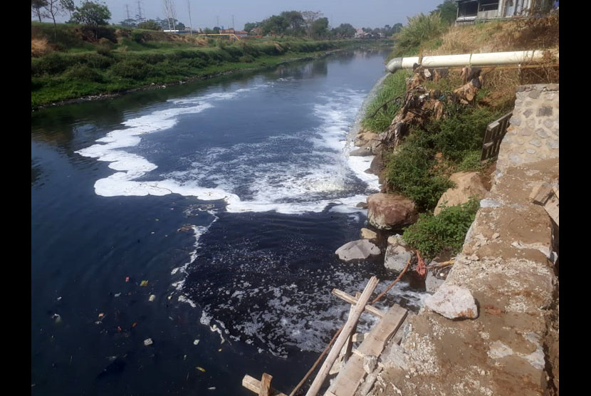 Sektor 7 Citarum Harum tengah menutup saluran limbah siluman yang berada di Kelurahan Pasawahan, Kecamatan Dayeuhkolot, Kabupaten Bandung, Kamis (5/9). Sekaligus mengecek kadar PH air limbah. 