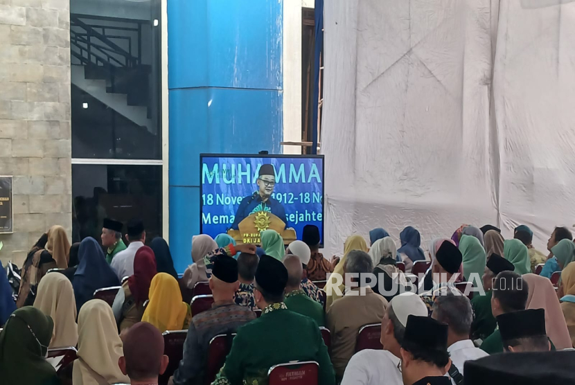Sekum Muhammadiyah yang juga Mendikdasmen Abdul Muti berbicara melalui tayangan digital kepada warga Muhammadiyah.
