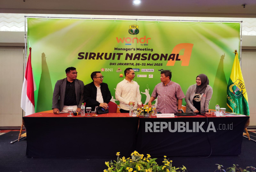 Sekum Pengprov PBSI DKI Jakarta Felix Rissing Rantepadang (tengah) dan Ketua Panitia Pelaksana Sirkuit Nasional (Sirnas) Bulu Tangkis Jakarta 2025 Kurniahu (kedua kanan) berfoto bersama dengan sejumlah anggota panpel di Jakarta, Ahad (25/5/2025). Pengprov PBSI Jakarta akan menggelar Sirnas pada 26-31 Mei 2025.