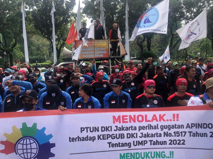 Sekumpulan buruh menggeruduk Balai Kota DKI Jakarta, meminta Anies Baswedan banding soal UMP ke PTTUN, Rabu (20/7). 