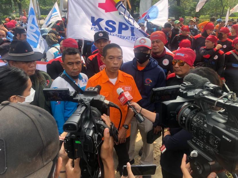 Sekumpulan buruh menggeruduk Balai Kota DKI Jakarta, meminta Anies Baswedan banding soal UMP ke PTUN, Rabu (20/7). 