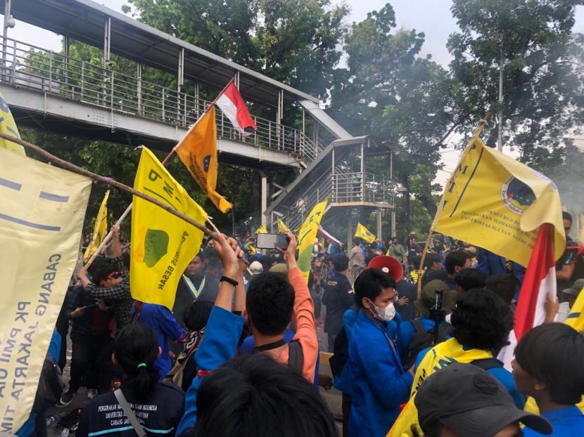 Sekumpulan mahasiswa coba tembus barikade. Mereka, berunjuk rasa menolak BBM naik di sekitaran Patung Kuda arah Istana, Senin (5/9). 
