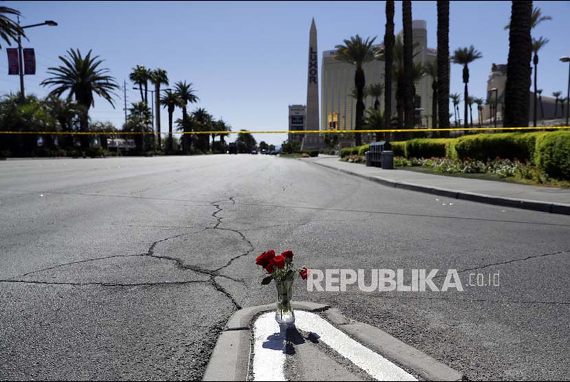 Sekuntum bunga mawar diletakkan tidak jauh dari lokasi penembakan massal di Las Vegas Strip, Nevada, Selasa (3/10).