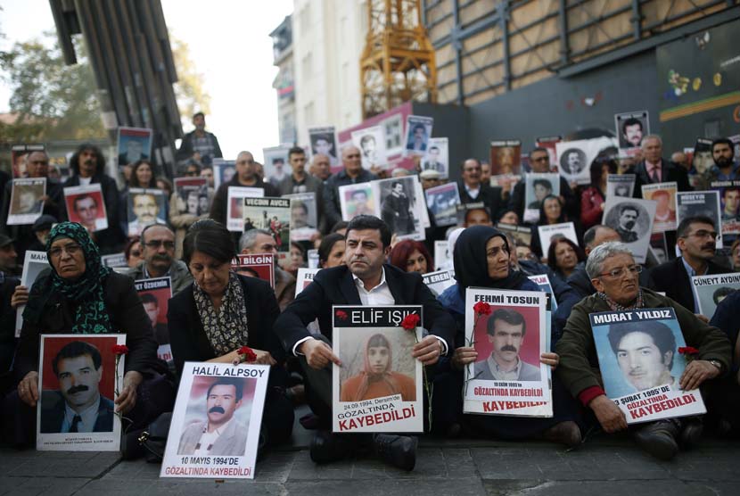 Selahattin Demirtas (tengah depan), ketua bersama Partai Demokrasi Rakyat (HDP) pro Kurdi Turki, menghadiri aksi duduk di Lapangan Galatasaray, Istanbul, Turki, Sabtu (14/11). 