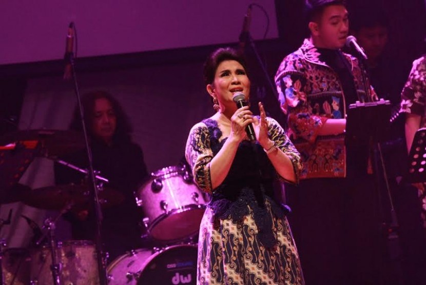 Selain Andre Hehanusa, Rafika Duri juga tampil dalam konser 