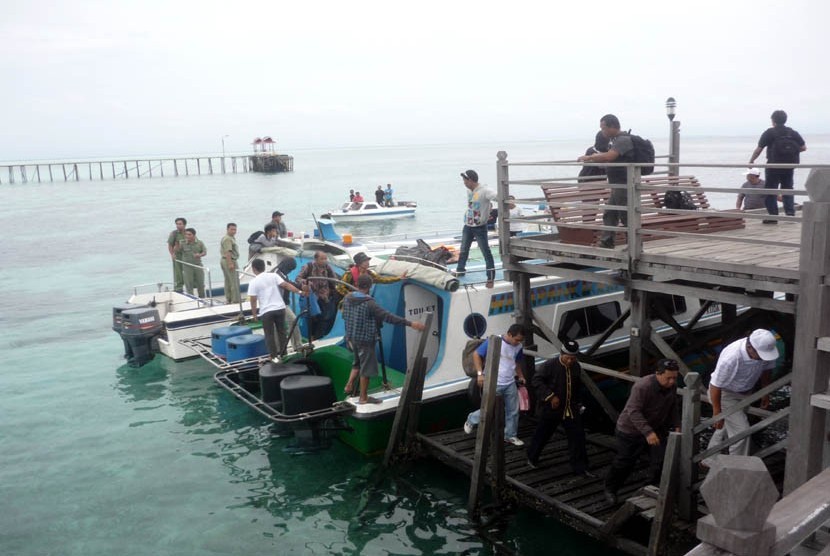   Selain dari Tanjung Batu, perjalanan ke Pulau Derawan dapat langsung ditempuh dengan menggunakan speed boat dari Tanjung Redeb. (Nur Aini/Republika)