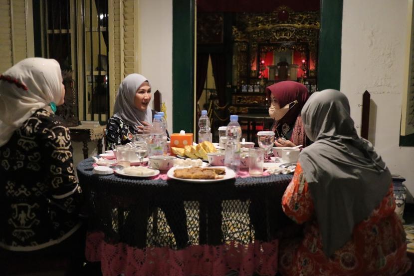 Selain kunjungi Museum Cual Ishadi, Lilik Umi Nasriiyah, isteri Menteri Desa dan Pembangunan Desa Tertinggal dan Transmigrasi (PDTT) Republik Indonesia juga diajak mengunjungi sebuah kafe bernuansa budaya di pusat Kota Pangkalpinang, Jumat (20/11)