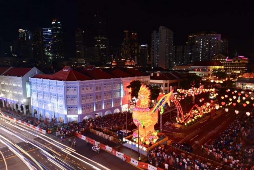 Selain lentera, area Chinatown Singapura juga dihiasi ayam raksasa menyambut Tahun Baru Cina 2017.