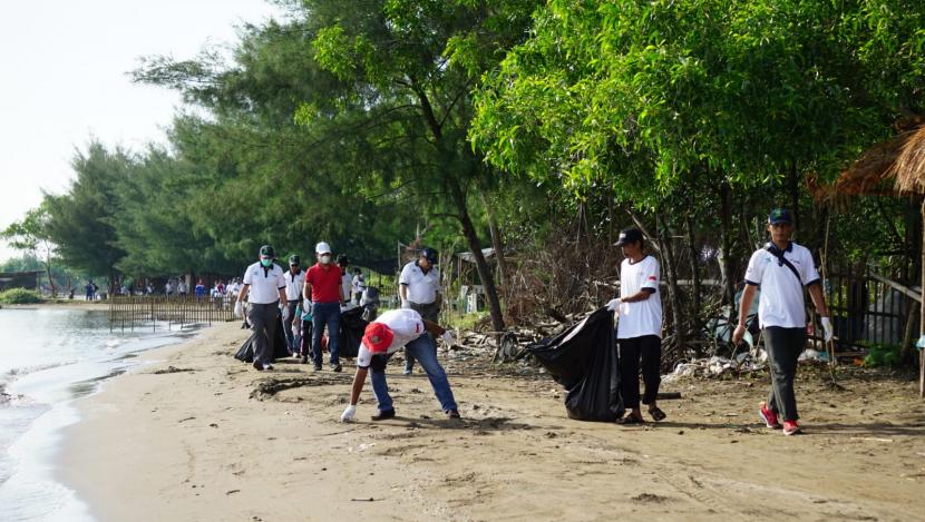 Selain melakukan aksi pungut sampah di pantai, sebanyak 325 pohon Cemara laut juga ditanam di sepanjang pantai Tirta Ayu dan wilayah sekitarnya.