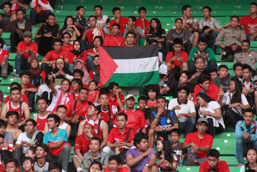 Selain membawa bendera merah putih, sebagai bentuk keprihatinan, Para pendukung Indonesia juga membawa bendera Palestina, di Stadion Utama Gelora Bung Karno, Jakarta, Sabtu (17/11). (ROL/Fafa)