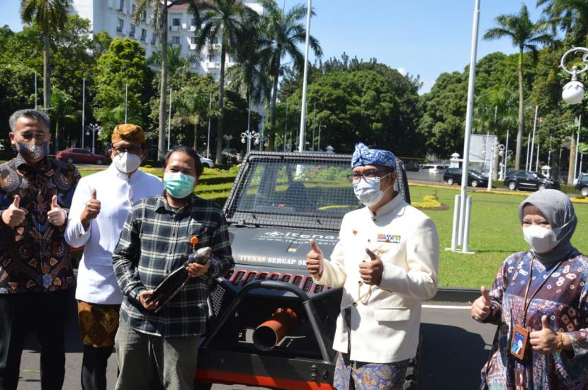 Selain Mobil Listrik Itenas Sergap Senyap yang juga pernah dipamerkan pada acara Peringatan Hari Listrik Nasional Tingkat Provinsi Jawa Barat (2/11), Itenas Bandung dengan bangganya memperkenalkan inovasi terbarunya yaitu Konversi Kendaraan Roda 3 Itenas.
