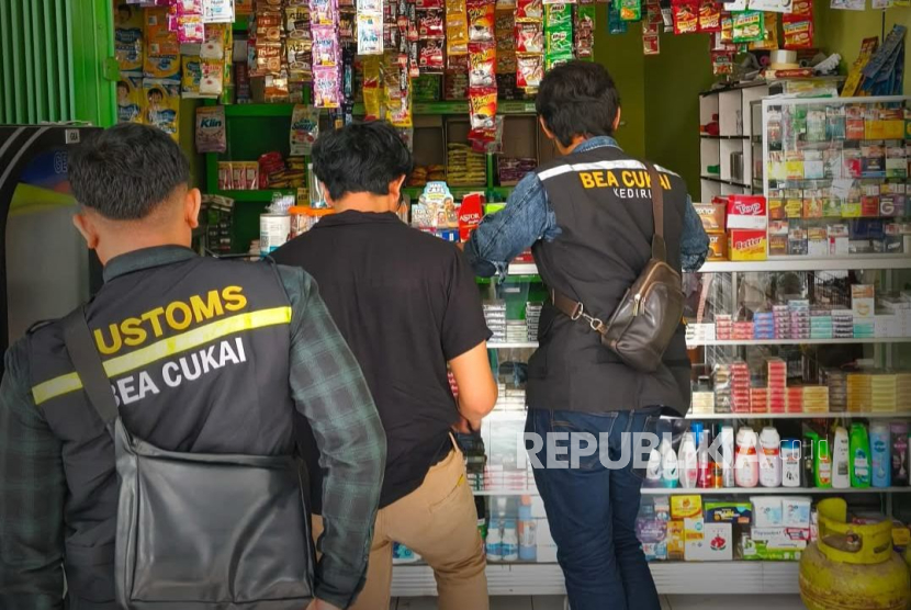 Selain penindakan, Bea Cukai memandang penting langkah prenventif seperti edukasi dan sosialisasi untuk membangun kesadaran kolektif melawan peredaran BKC ilegal.