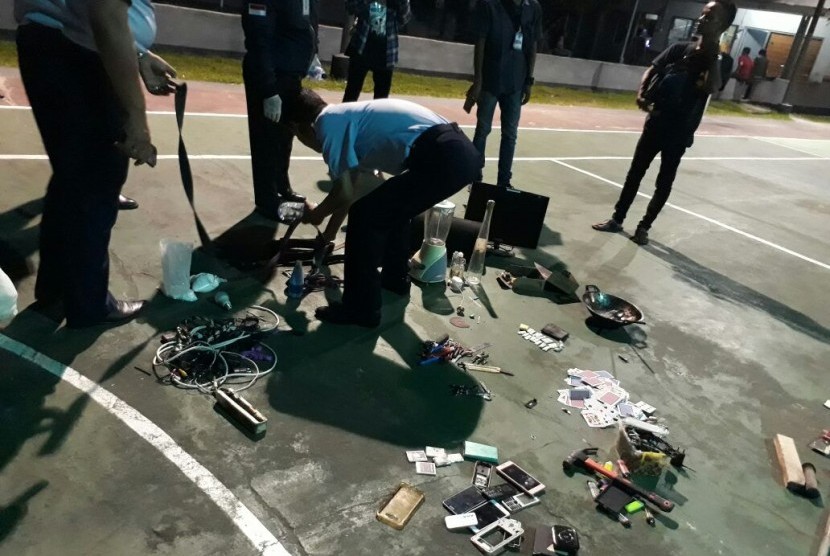 Selain puluhan paket narkoba, petugas Lapas Pariaman juga menemukan ponsel dan barang elektronik lainnya dalam penggerebekan, Selasa (24/7).