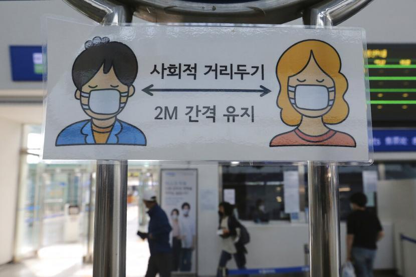 Selalu mengenakan masker dan menjaga jarak hingga 2 meter menjadi upaya terbaik pencegahan Covid-19. Kunjungan ke kedai kopi di Seoul, Korea Selatan, menyebabkan lebih dari 50 orang terinfeksi Covid-19.