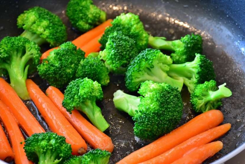 Selalu selipkan sayur-sayuran dalam tiap porsi makan.