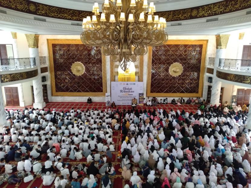 Selama bulan suci Ramadhan ini selain memberangkatkan jamaah umrah, ABT Travel bersama dengan PT Madinah Iman Wisata (MIW) juga menyalurkan paket santunan untuk 1.500 anak yatim dhuafa.