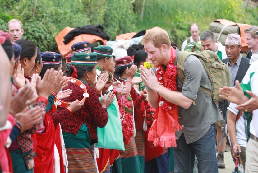 Selama kunjungannya ke Nepal Pangeran Harry berkeliling ke beberapa tempat, seperti di Desa Lamjung, (21/3).