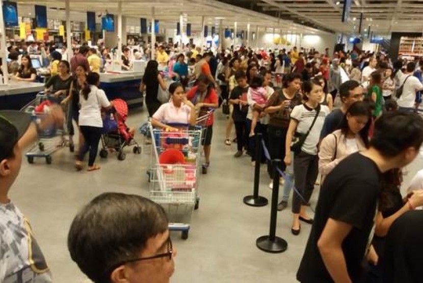 Selama periode diskon yang bertepatan dengan libur Lebaran, ribuan orang mengunjungi IKEA Alam Sutera.