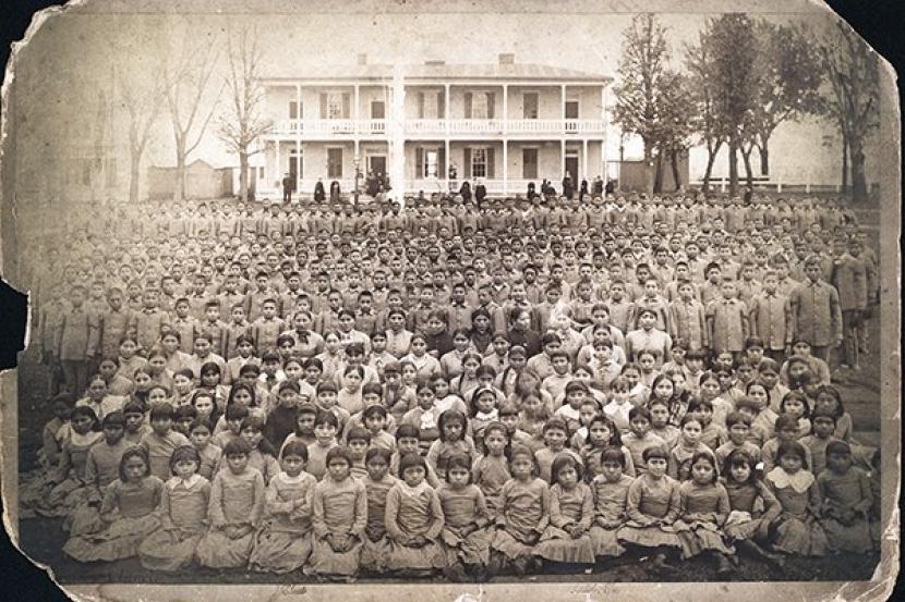 Selama sekitar 100 tahun, pemerintah AS mendukung sistem sekolah asrama di mana lebih dari 100.000 anak Indian Amerika dan Penduduk Asli Alaska dilucuti dari budaya, bahasa, dan agama mereka dan dipaksa untuk berasimilasi dengan kebiasaan kulit putih. 