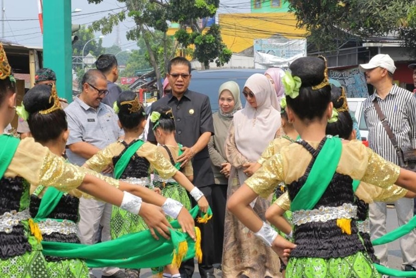 Selama tiga tahun lebih menjabat Bupati Bandung, Dadang bersama jajaran perangkat daerah sudah 118 desa yang menjadi sasaran kegiatan Rembug Bedas. Selain 25 kali melaksanakan Bunga Desa dan 96 kali melaksanakan Jumat Keliling.