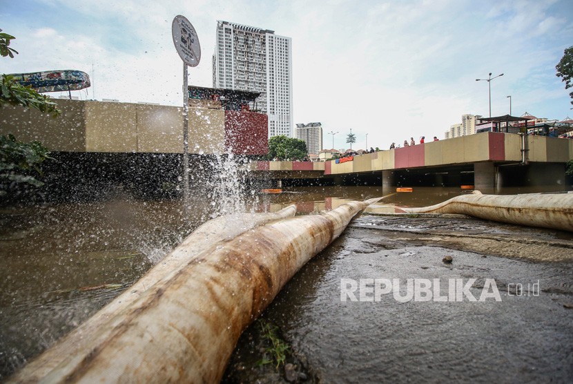 Selang air memompa banjir yang menutup Underpass Kemayoran, Jakarta, Ahad (2/2/2020). Pada akhir pekan ini, Sabtu (8/2), Underpass Kemayoran sempat terendam kembali.